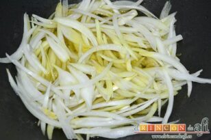 Filetes de pechuga de pollo marinados en especias morunas granadinas y verduras, retirar la carne, reservarla y añadir al wok la cebolla