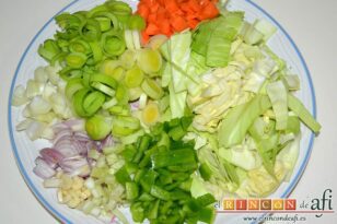Pescado al horno con verduras y almendras, trocear las verduras