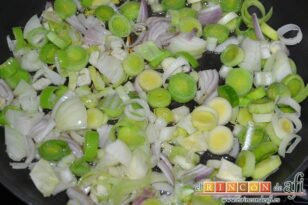 Pescado al horno con verduras y almendras, freír las verduras en el aceite de las almendras