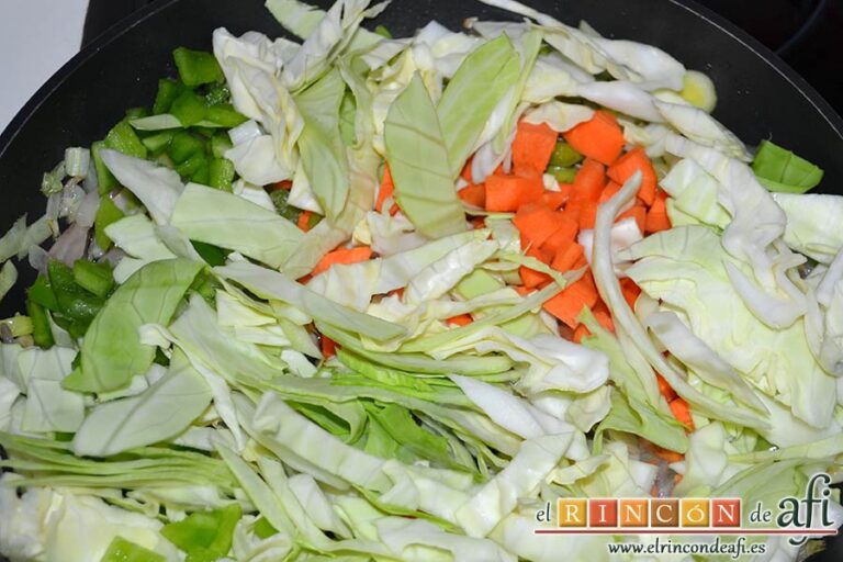 Pescado al horno con verduras y almendras, echar el resto de las verduras