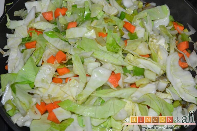 Pescado al horno con verduras y almendras, mezclar bien