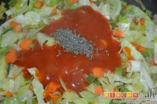 Pescado al horno con verduras y almendras, verter sobre las verduras el tomate frito y el tomillo