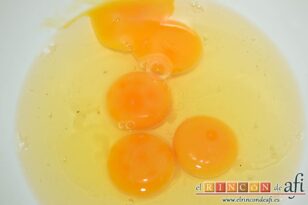 Rosquillas de naranja, poner los huevos en un bol