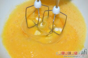 Rosquillas de naranja, mezclar con varillas eléctricas