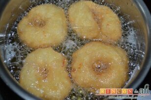 Rosquillas de naranja, formar las rosquillas y ponerlas a freír en aceite de girasol