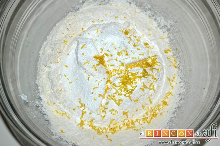 Tarta Victoria, tamizar en un bol la harina de repostería, la levadura química y una pizca de sal para luego añadirle la ralladura de limón