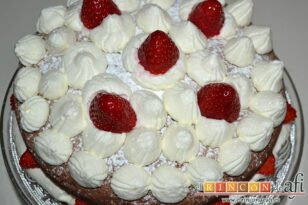 Tarta Victoria, decorar con montoncitos de nata y fresas