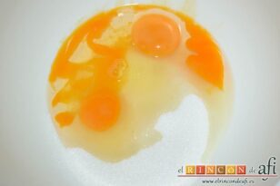 Bizcocho de leche caliente, poner en un bol los huevos con el azúcar blanquilla