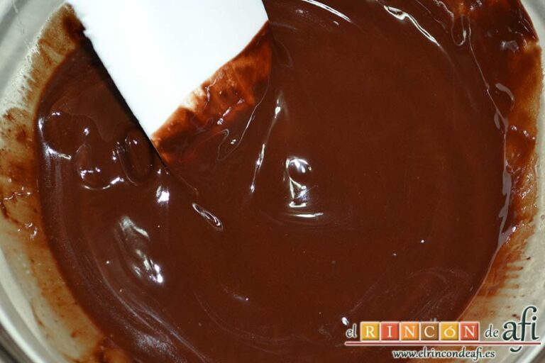 Bizcochos de soletilla rellenos de crema pastelera y ganache de chocolate, fundir hasta hacer la ganache