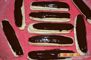Bizcochos de soletilla rellenos de crema pastelera y ganache de chocolate, sugerencia de presentación