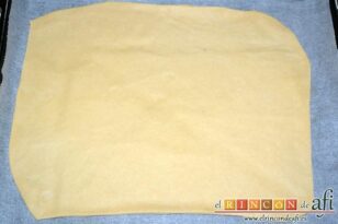 Empanada gallega de secreto, ponerla sobre papel de horno y darle forma rectangular