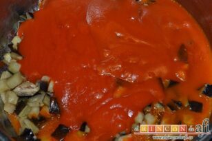 Macarrones con ragout de berenjena y champiñones, verter el tomate frito