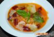 Sopa de verduras con jamón y parmesano