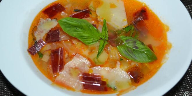 Sopa de verduras con jamón y parmesano