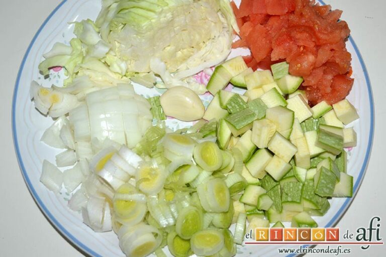 Sopa de verduras con jamón y parmesano, trocear las verduras