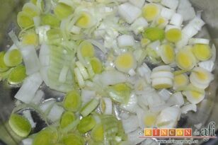 Sopa de verduras con jamón y parmesano, agregar la cebolla y los puerros