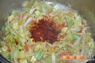 Sopa de verduras con jamón y parmesano, añadir el pimentón