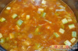 Sopa de verduras con jamón y parmesano, incorporar el caldo de pollo