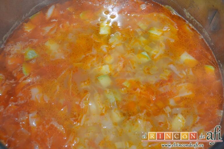 Sopa de verduras con jamón y parmesano, dejar cocer