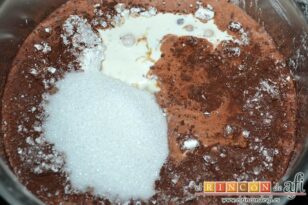Chocolate frito, verterlos en un cazo con la leche, la nata, el extracto de vainilla e incorporamos también el azúcar