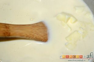 Flan de queso brie, añadir el azúcar y el queso brie y remover