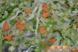 Arroz con verduras y pollo, añadir las verduras troceadas