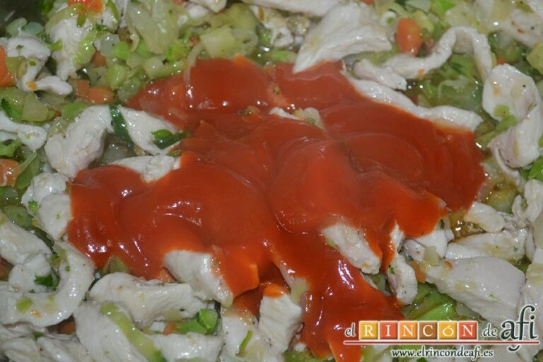 Arroz con verduras y pollo, añadir la pimienta molida y el tomate