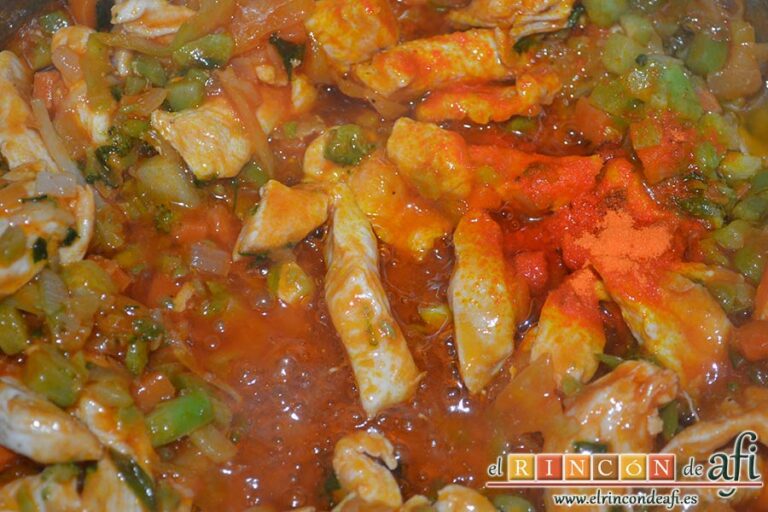 Arroz con verduras y pollo, añadir el coloreante y remover