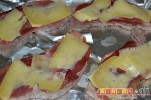 Filetes de ternera gratinados a la italiana con papas Pont Neuf, poner encima láminas de queso