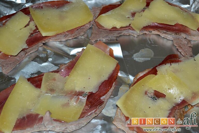 Filetes de ternera gratinados a la italiana con papas Pont Neuf, poner encima láminas de queso