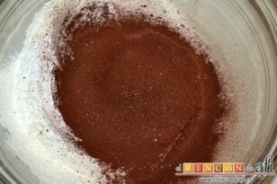 Galletas de chocolate rellenas, en otro bol tamizar la harina, la levadura y el cacao en polvo