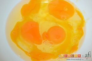 Magdalenas con aceite de oliva sin leche con chocolate negro, poner los huevos en un bol