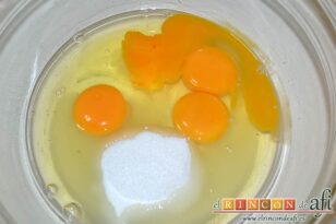 Pudin de queso y pan de leche, en otro bol echar los huevos con el azúcar
