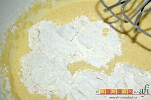 Rosquillas de nata, añadir poco a poco la harina tamizada