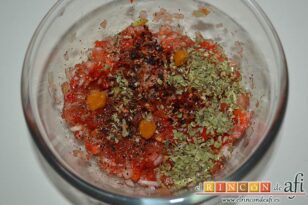Vacío de ternera, chorizos y costillas al horno con salsa criolla, añadir las especias