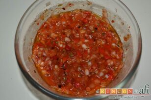 Vacío de ternera, chorizos y costillas al horno con salsa criolla, mezclar