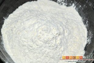 Churros caseros, mezclar en un bol grande la harina de trigo con el bicarbonato y la sal