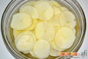 Frittata con papas, cebolla, chorizo y pimientos, pelar y cortar las papas y dejarlas en remojo