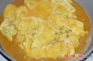 Frittata con papas, cebolla, chorizo y pimientos, cuajar los huevos y volcarlos sobre un molde apto para horno