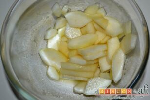 Fruta caramelizada con galletas de jengibre y nata en vaso, pelar y trocear la pera