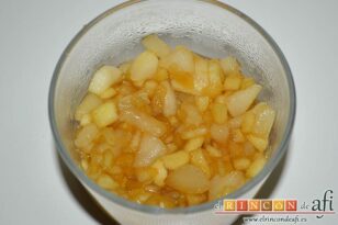 Fruta caramelizada con galletas de jengibre y nata en vaso, poner parte de la fruta en un vaso