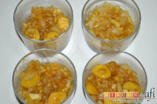Fruta caramelizada con galletas de jengibre y nata en vaso, repartir en los vasos