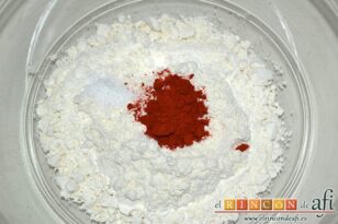 Grisines de pimentón, poner en un bol en un bol la harina de trigo, la sal y el pimentón