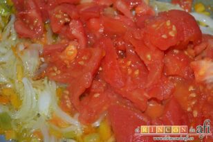 Lomo de cerdo a la riojana, añadir los tomates pelados y los pimientos