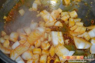 Salchichas y chistorra a la sidra con salsa de manzana, hacer lo mismo con la cebolla