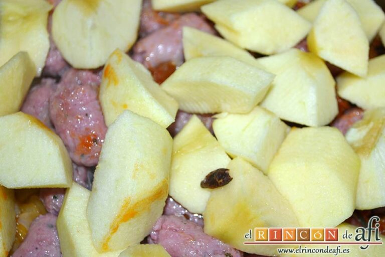 Salchichas y chistorra a la sidra con salsa de manzana, añadirlas troceadas junto con la cayena y el caldo