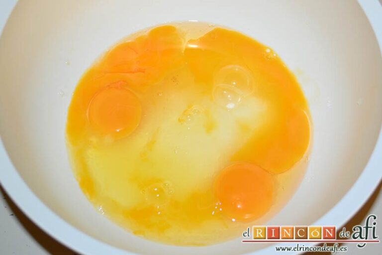 Tarta de zanahorias con crema de queso, poner en un bol los huevos con el azúcar