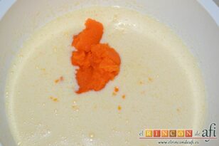 Tarta de zanahorias con crema de queso, añadir las zanahorias