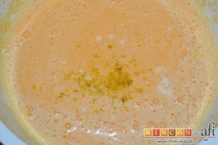 Tarta de zanahorias con crema de queso, añadir la ralladura y zumo de medio limón
