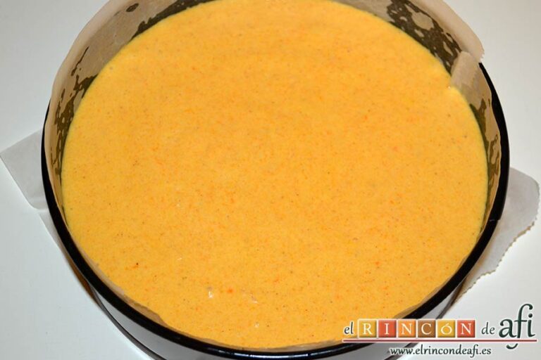 Tarta de zanahorias con crema de queso, forrar y engrasar un molde y verter la mezcla